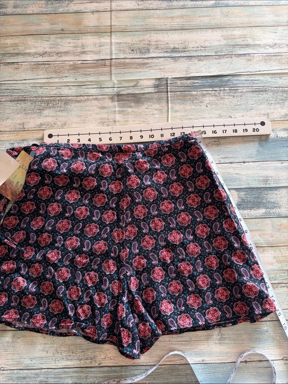 Lily White Navy Skort with Pink Floral Medallion Print Size M NWT - Picture 5 of 6
